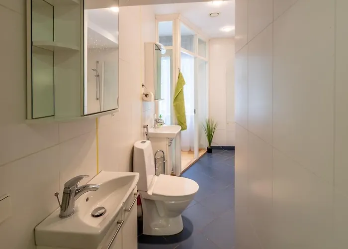 Private Entry Parnawa